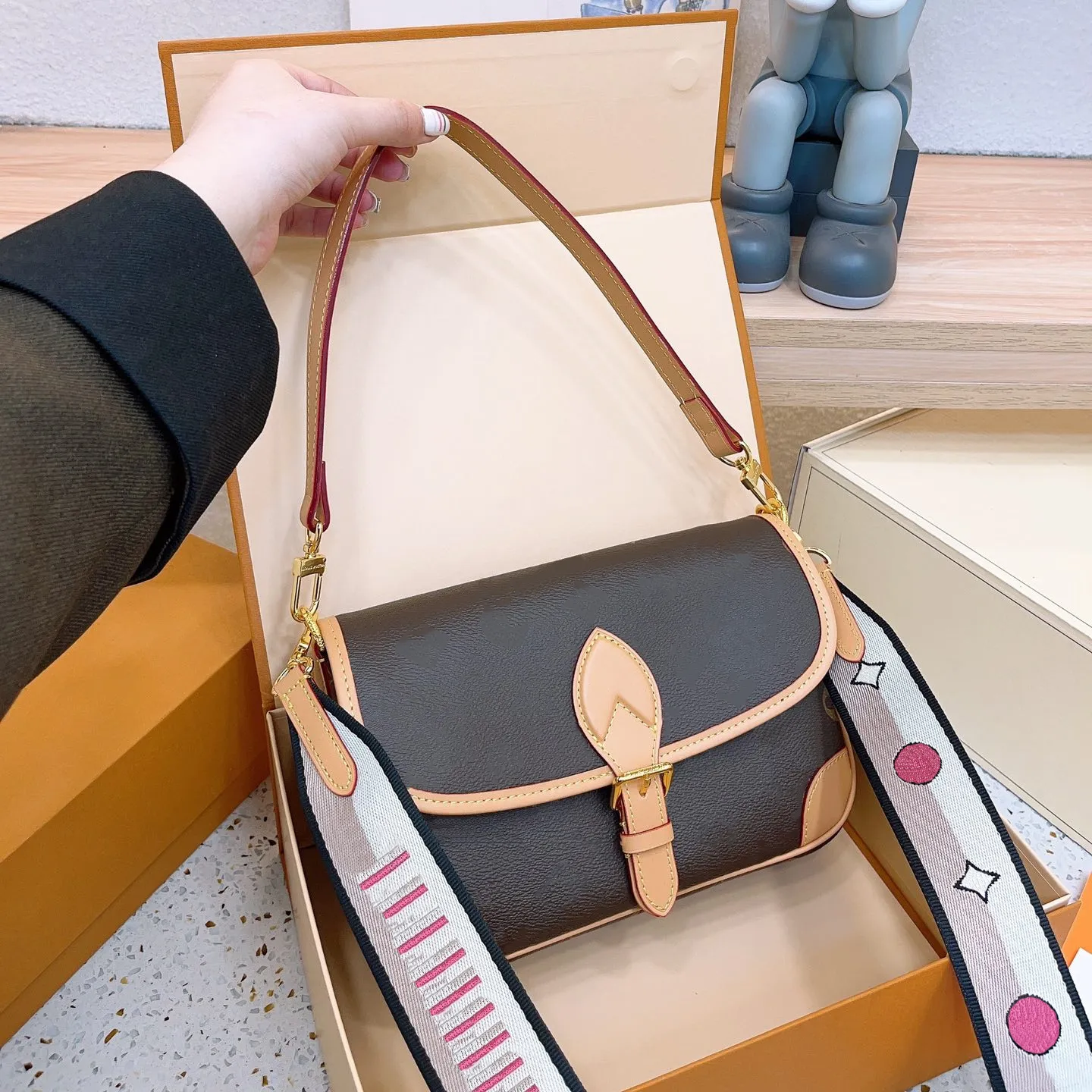 2024 Sacs De Créateurs Sac À Bandoulière Cuir Old Flower Diane Handbag Baguette Canvas Wide Strap Broidery Design En Relief LETT