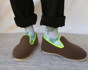 Paire de chaussons  charentaises mixte Kerema bouclette taupe liseré jaune fluo